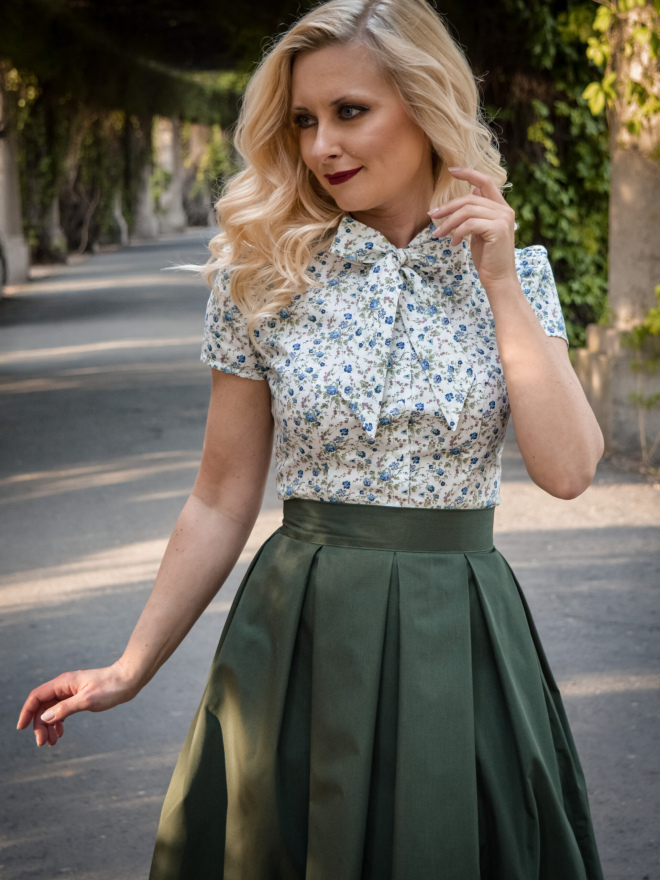 Koszula, bluzka z wiązaniem w niebieskie kwiatki, łączka