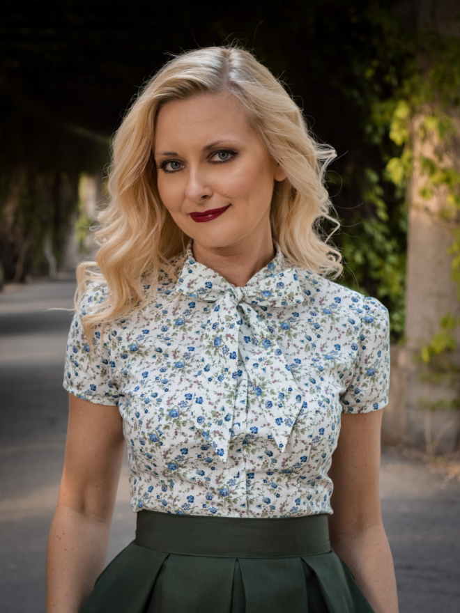 Koszula z wiązaniem w niebieskie kwiatki, łączka