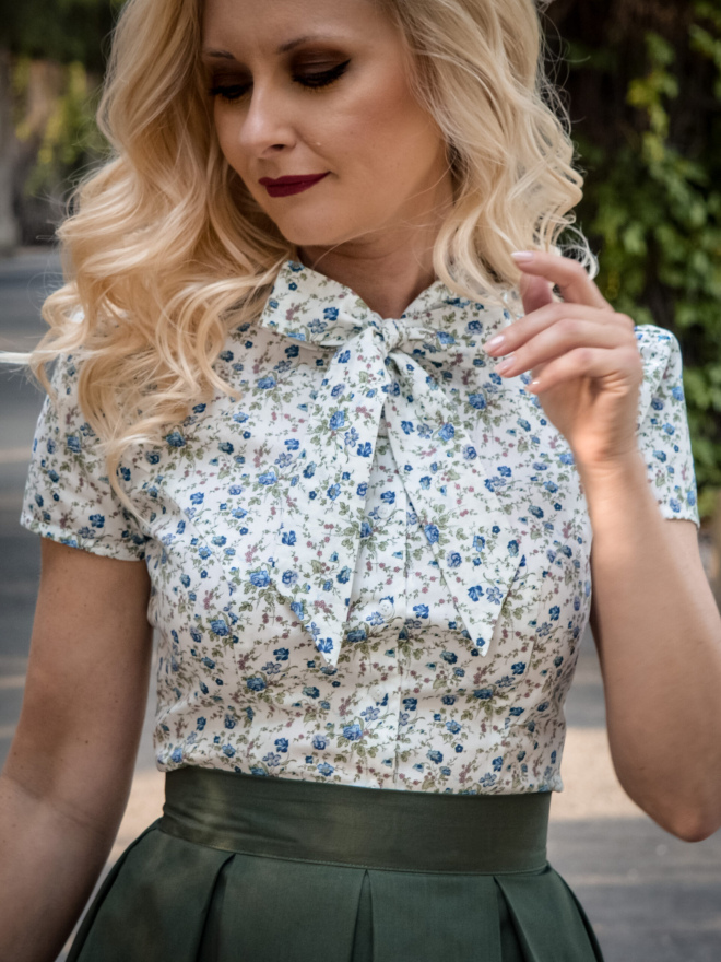 Koszula, bluzka z wiązaniem w niebieskie kwiatki, łączka