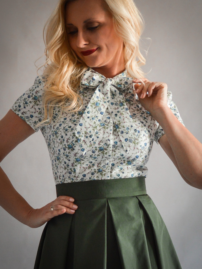 Koszula, bluzka z wiązaniem w niebieskie kwiatki, łączka