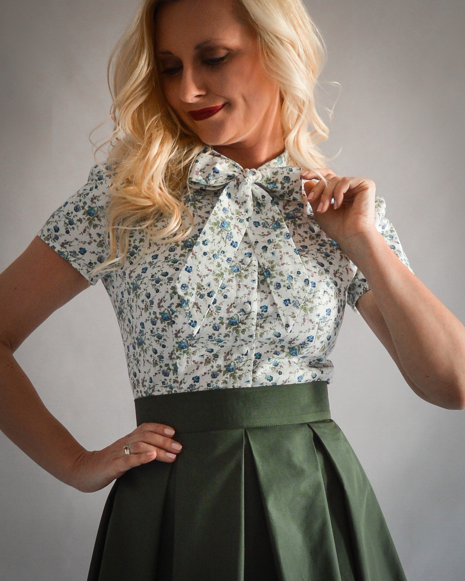 Koszula, bluzka z wiązaniem w niebieskie kwiatki, łączka