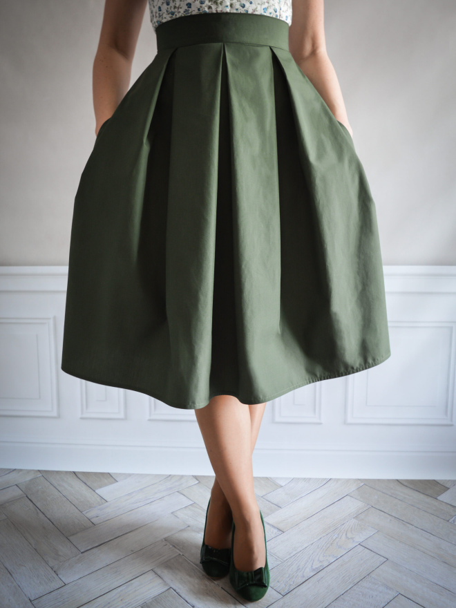 Koszula z kokardą w łaczkę, spódnica z kontrafałdami zielona