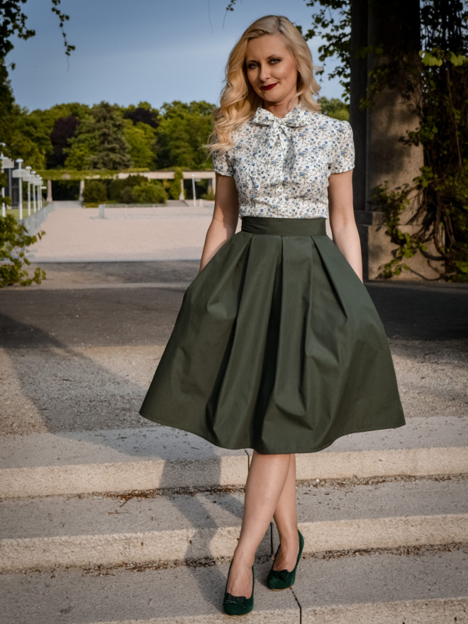 Koszula z kokardą w łaczkę, spódnica z kontrafałdami zielona