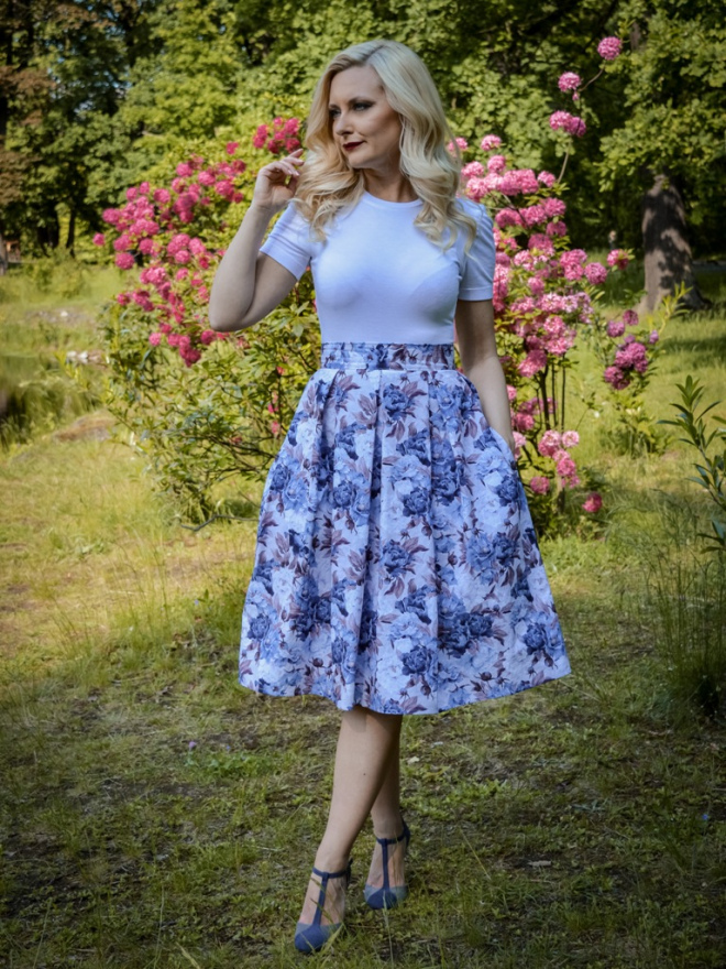 Spódnica w kontrafałdy - niebieskie kwiaty