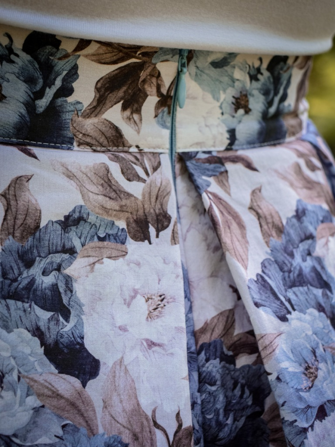 Spódnica w kontrafałdy - niebieskie kwiaty