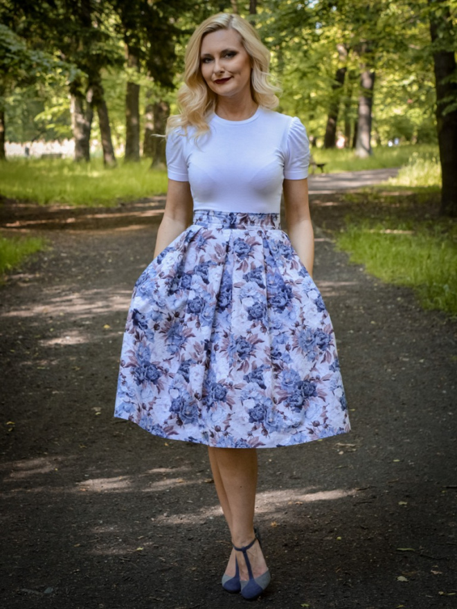 Spódnica w kontrafałdy - niebieskie kwiaty
