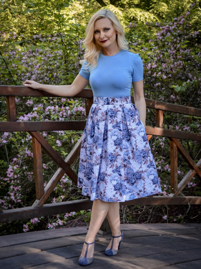 Spódnica w kontrafałdy - niebieskie kwiaty