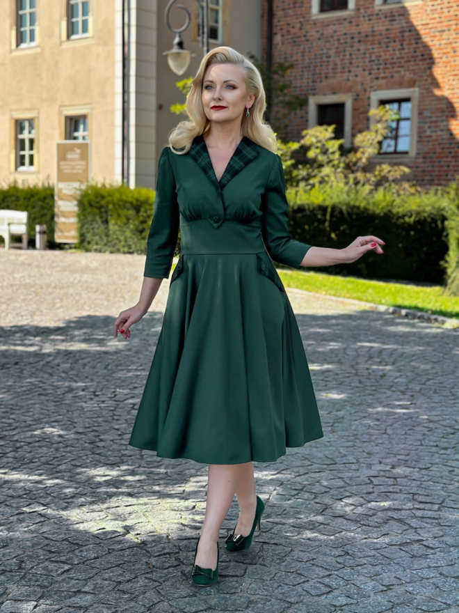 Butelkowa zieleń, ciemnozielona sukienka retro midi z lat 50. z rozkloszowanym dołem, rękawami 3/4 i kratką tartan na kołnierzu. Elegancka sukienka z dopasowaną talią, idealna na jesień i zimę. Styl vintage, klasyczny fason, idealny na specjalne okazje.