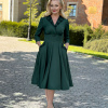 Butelkowa zieleń, ciemnozielona sukienka retro midi z lat 50. z rozkloszowanym dołem, rękawami 3/4 i kratką tartan na kołnierzu. Elegancka sukienka z dopasowaną talią, idealna na jesień i zimę. Styl vintage, klasyczny fason, idealny na specjalne okazje.