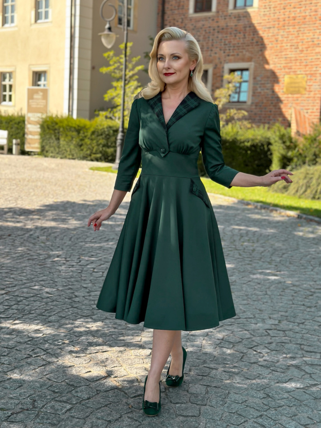 Butelkowa zieleń, ciemnozielona sukienka retro midi z lat 50. z rozkloszowanym dołem, rękawami 3/4 i kratką tartan na kołnierzu. Elegancka sukienka z dopasowaną talią, idealna na jesień i zimę. Styl vintage, klasyczny fason, idealny na specjalne okazje.