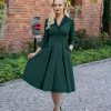 Butelkowa zieleń, ciemnozielona sukienka retro midi z lat 50. z rozkloszowanym dołem, rękawami 3/4 i kratką tartan na kołnierzu. Elegancka sukienka z dopasowaną talią, idealna na jesień i zimę. Styl vintage, klasyczny fason, idealny na specjalne okazje.