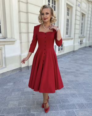 Czerwona sukienka midi retro Grace z dekoltem w serce i guzikami, elegancka kreacja Chic Bow.
