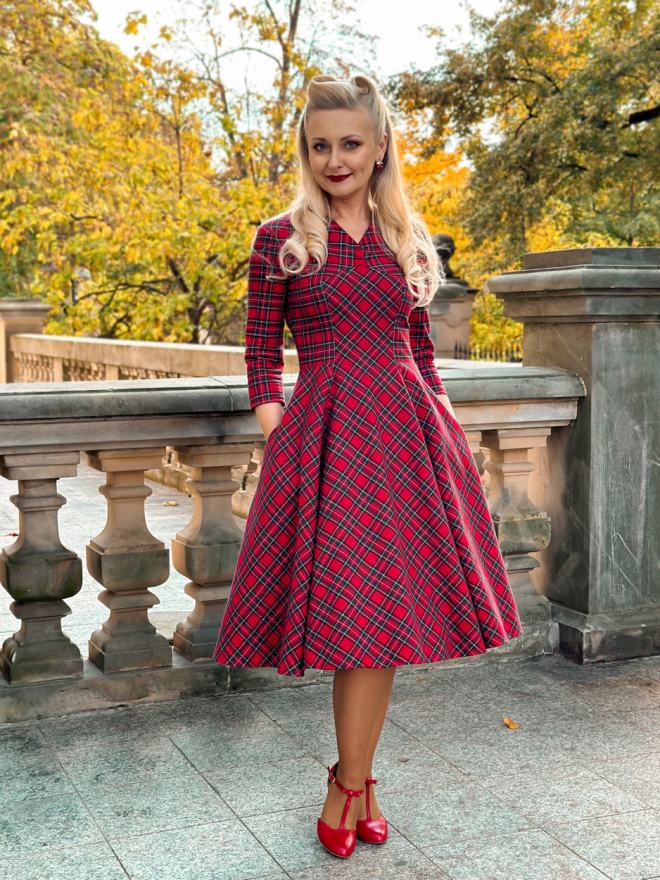 Czerwona sukienka w szkocką kratę z flaneli bawełnianej, retro styl lat 50., rękawy 3/4, dekolt w kształcie litery V, rozkloszowana spódnica, wiskozowa podszewka, kieszenie w szwach bocznych.