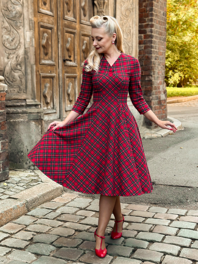 Czerwona sukienka w szkocką kratę z flaneli bawełnianej, retro styl lat 50., rękawy 3/4, dekolt w kształcie litery V, rozkloszowana spódnica, wiskozowa podszewka, kieszenie w szwach bocznych.