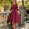 Czerwona sukienka w szkocką kratę z flaneli bawełnianej, retro styl lat 50., rękawy 3/4, dekolt w kształcie litery V, rozkloszowana spódnica, wiskozowa podszewka, kieszenie w szwach bocznych.