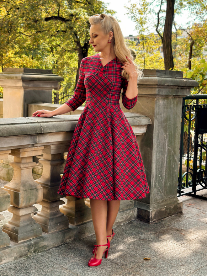 Czerwona sukienka w szkocką kratę z flaneli bawełnianej, retro styl lat 50., rękawy 3/4, dekolt w kształcie litery V, rozkloszowana spódnica, wiskozowa podszewka, kieszenie w szwach bocznych.