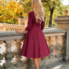 Czerwona sukienka w szkocką kratę z flaneli bawełnianej, retro styl lat 50., rękawy 3/4, dekolt w kształcie litery V, rozkloszowana spódnica, wiskozowa podszewka, kieszenie w szwach bocznych.