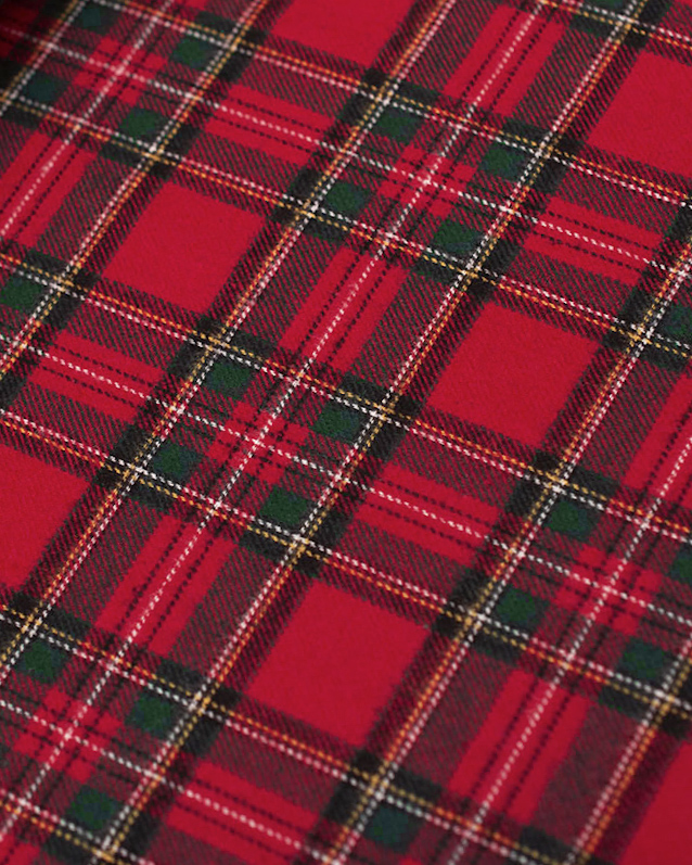 Czerwona sukienka w szkocką kratę z flaneli bawełnianej, retro styl lat 50., rękawy 3/4, dekolt w kształcie litery V, rozkloszowana spódnica, wiskozowa podszewka, kieszenie w szwach bocznych.