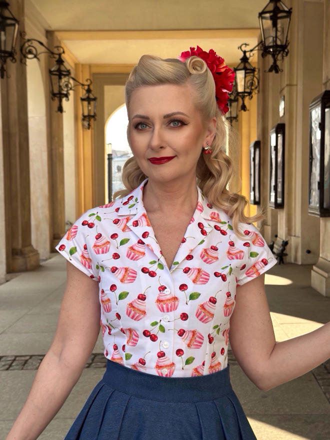 Koszula retro Peggy z kołnierzem wykładanym i wzorem babeczek na białym tle.