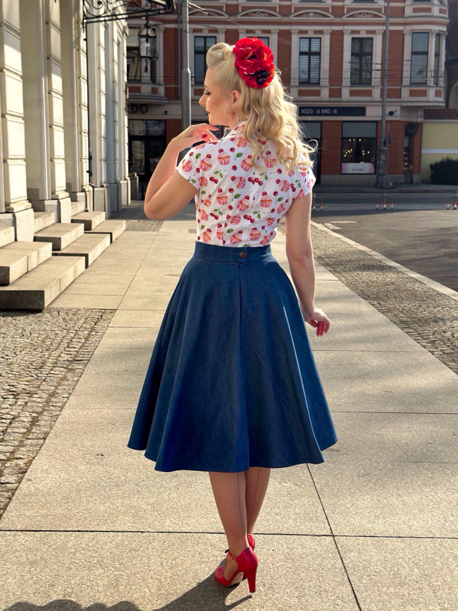 Tył jeansowej spódnicy retro Debby – rozkloszowany fason i zakładki.