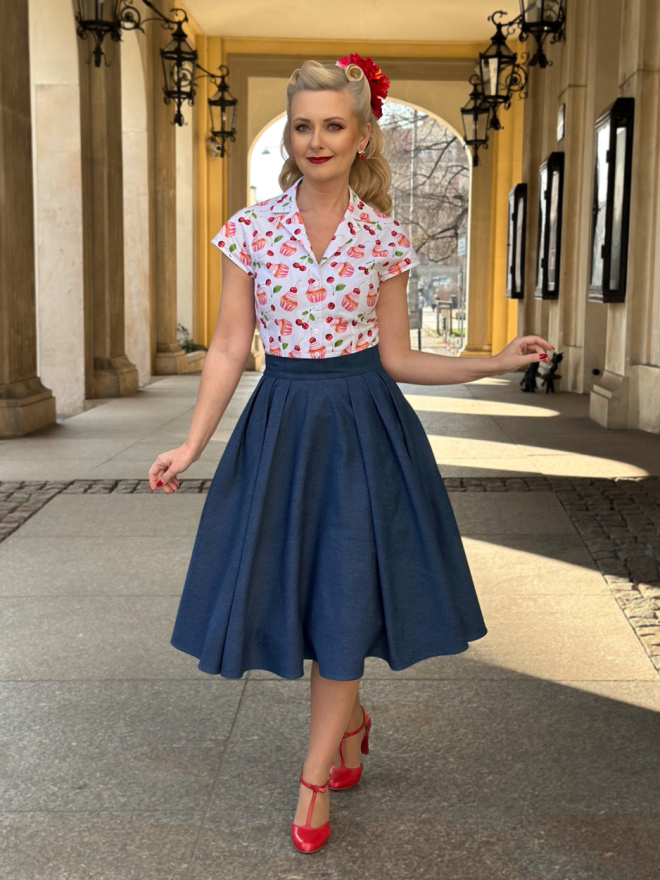 Bluzka Peggy w stylu pin-up z kołnierzem wykładanym, krótkimi kimonowymi rękawami i wzorem babeczek oraz wiśni na białym tle.