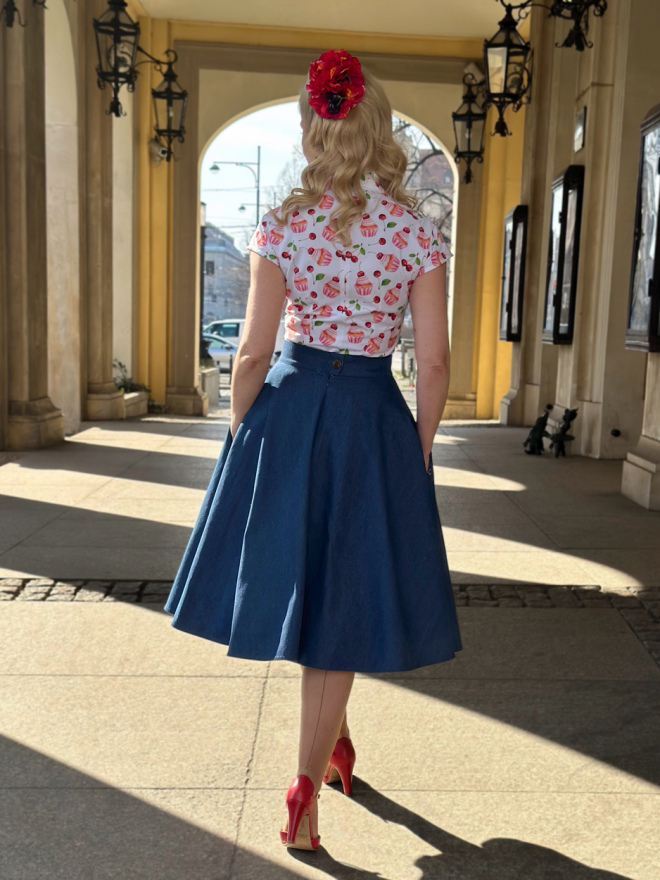 Tył jeansowej spódnicy retro Debby – rozkloszowany fason i zakładki.