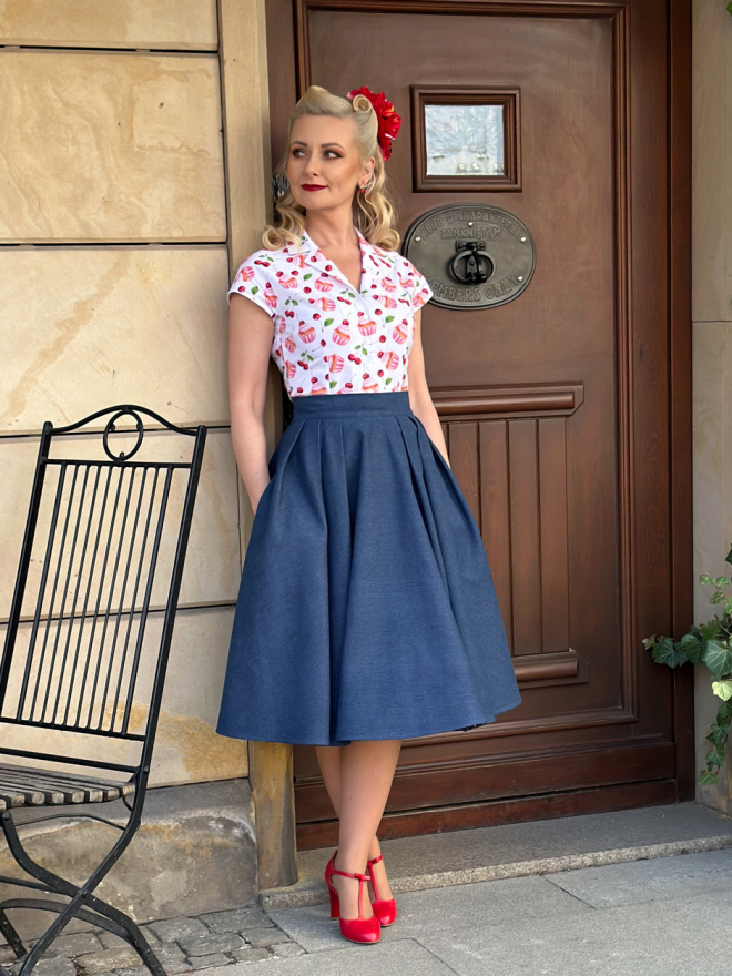 Jeansowa spódnica retro Debby w stylizacji lat 50. z bluzką Peggy.