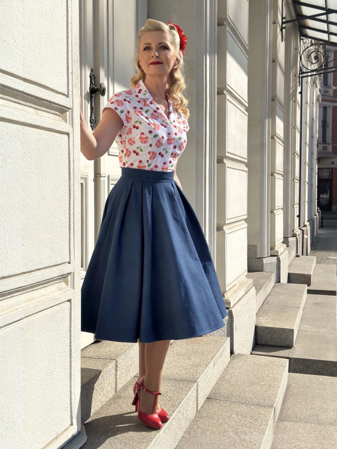 Jeansowa spódnica retro Debby w stylizacji lat 50. z bluzką Peggy.
