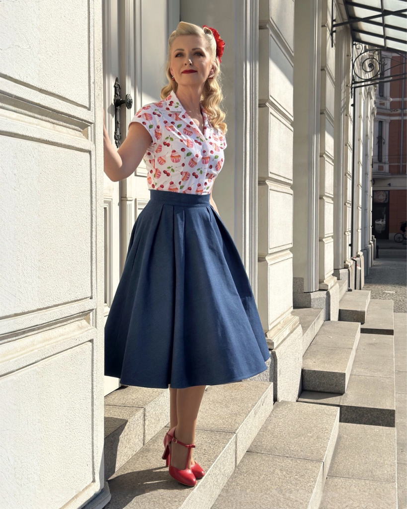 Jeansowa spódnica retro Debby w stylizacji lat 50. z bluzką Peggy.