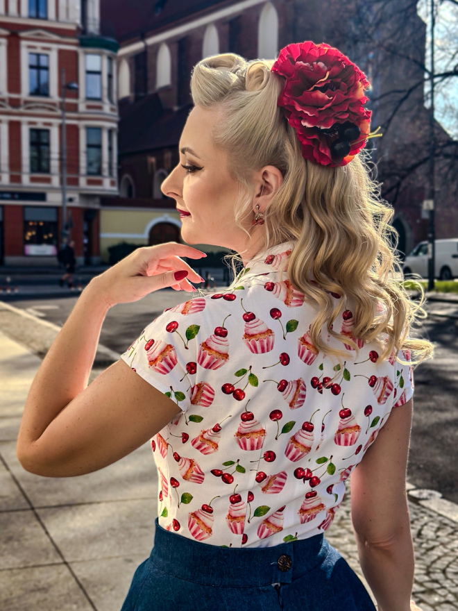 Tył bluzki pin-up Peggy z wzorem babeczek i wiśni, stylizowana na lata 50.