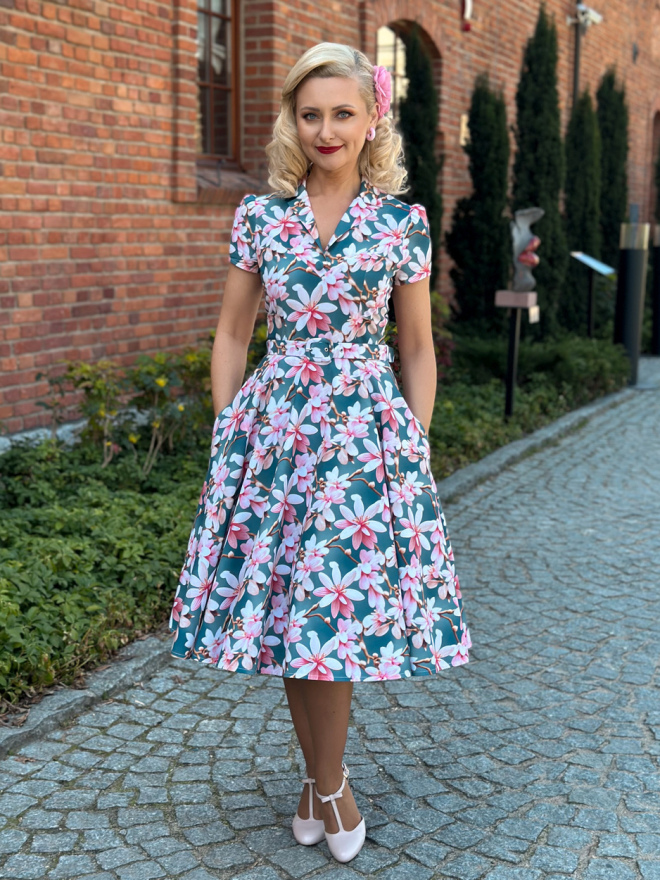 Sukienka retro w kwiaty z paskiem, kołnierzem i ozdobnym guzikiem, bawełniana tkanina. Sukienka retro w kwiaty z paskiem, kołnierzem i ozdobnym guzikiem, bawełniana tkanina.