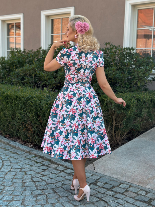 Sukienka retro w kwiaty z paskiem, kołnierzem i ozdobnym guzikiem, bawełniana tkanina.