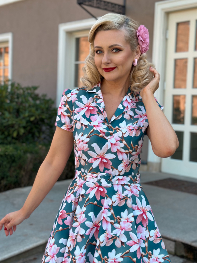 Sukienka retro w kwiaty z paskiem, kołnierzem i ozdobnym guzikiem, bawełniana tkanina. Sukienka retro w kwiaty z paskiem, kołnierzem i ozdobnym guzikiem, bawełniana tkanina.