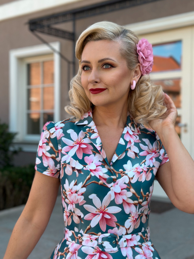 Sukienka retro w kwiaty z paskiem, kołnierzem i ozdobnym guzikiem, bawełniana tkanina. Sukienka retro w kwiaty z paskiem, kołnierzem i ozdobnym guzikiem, bawełniana tkanina.