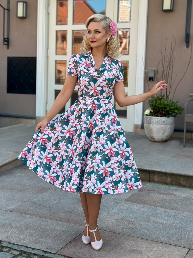 Sukienka retro w kwiaty z paskiem, kołnierzem i ozdobnym guzikiem, bawełniana tkanina. Sukienka retro w kwiaty z paskiem, kołnierzem i ozdobnym guzikiem, bawełniana tkanina.