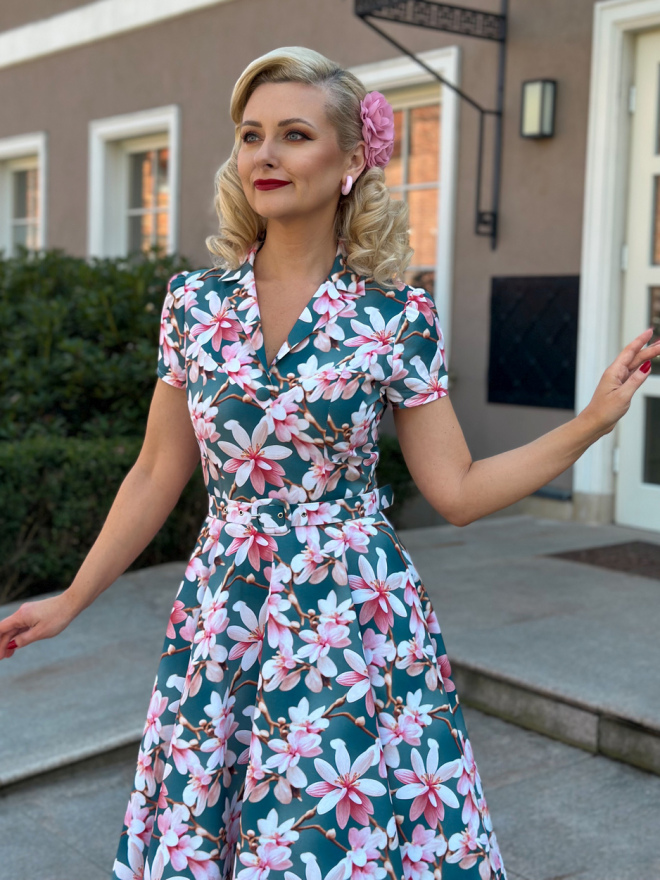 Sukienka retro w kwiaty z paskiem, kołnierzem i ozdobnym guzikiem, bawełniana tkanina. Sukienka retro w kwiaty z paskiem, kołnierzem i ozdobnym guzikiem, bawełniana tkanina.