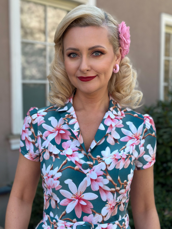 Sukienka retro w kwiaty z paskiem, kołnierzem i ozdobnym guzikiem, bawełniana tkanina. Sukienka retro w kwiaty z paskiem, kołnierzem i ozdobnym guzikiem, bawełniana tkanina.