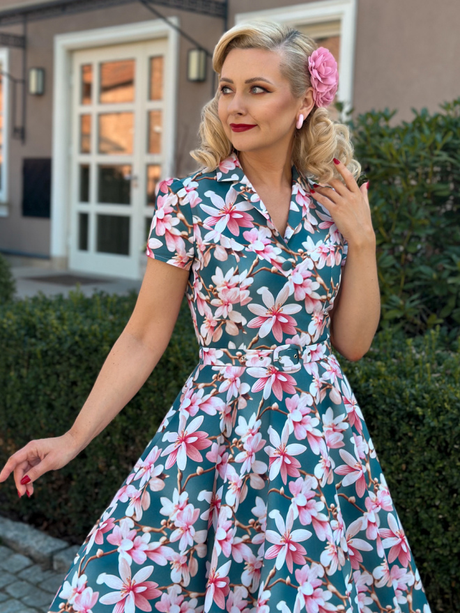 Sukienka retro w kwiaty z paskiem, kołnierzem i ozdobnym guzikiem, bawełniana tkanina. Sukienka retro w kwiaty z paskiem, kołnierzem i ozdobnym guzikiem, bawełniana tkanina.