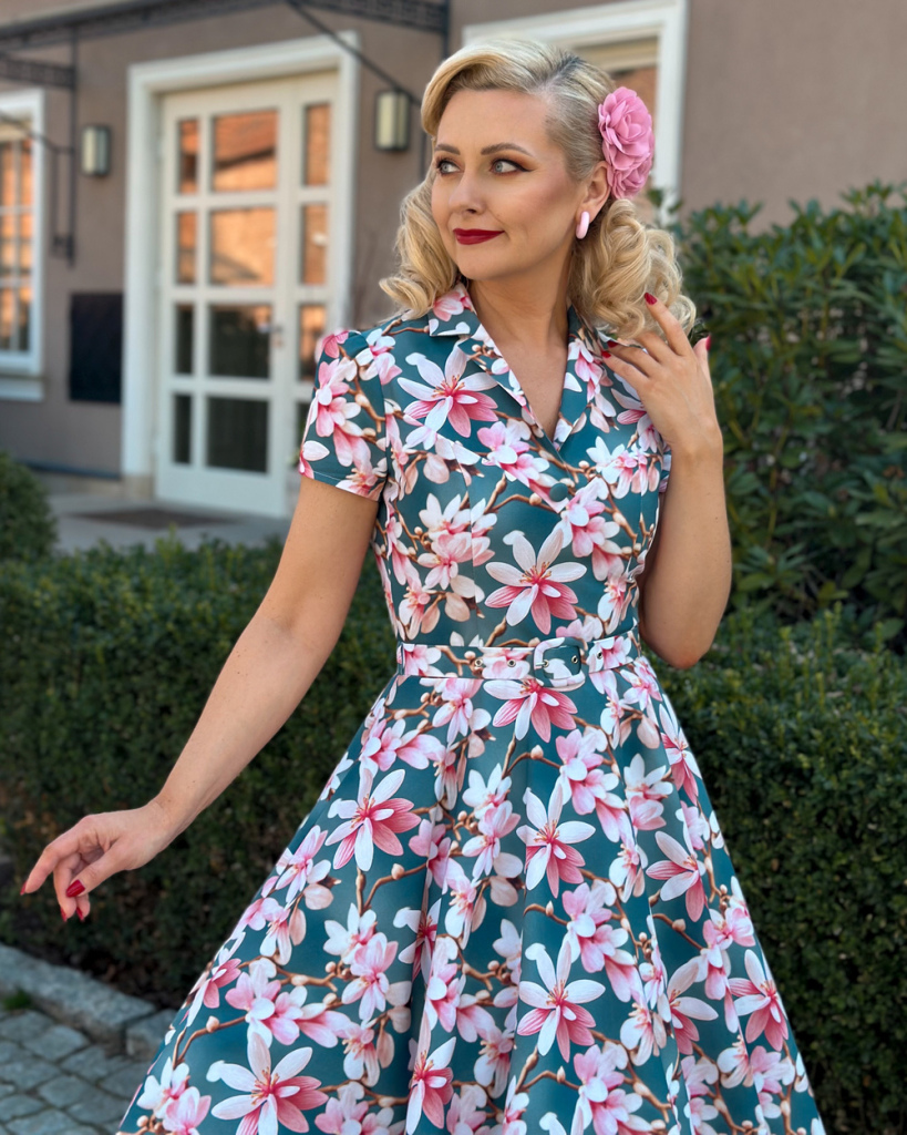 Sukienka retro w kwiaty z paskiem, kołnierzem i ozdobnym guzikiem, bawełniana tkanina.