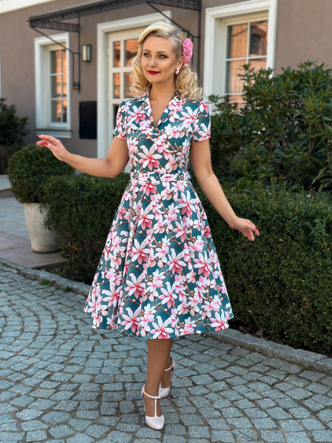 Sukienka retro w kwiaty z paskiem, kołnierzem i ozdobnym guzikiem, bawełniana tkanina. Sukienka retro w kwiaty z paskiem, kołnierzem i ozdobnym guzikiem, bawełniana tkanina.