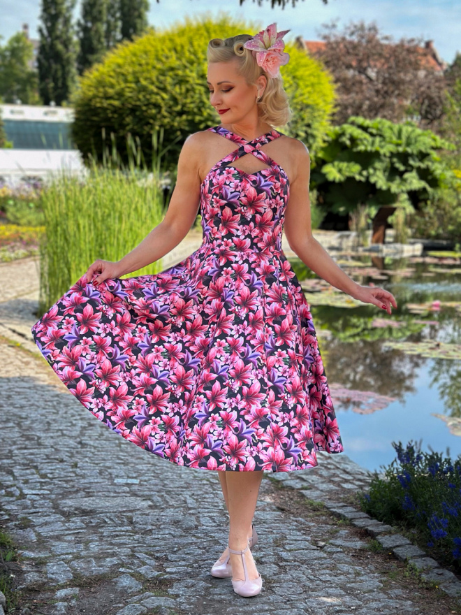 Sukienka w kwiaty z szeroką spódnicą i podkreśloną talią