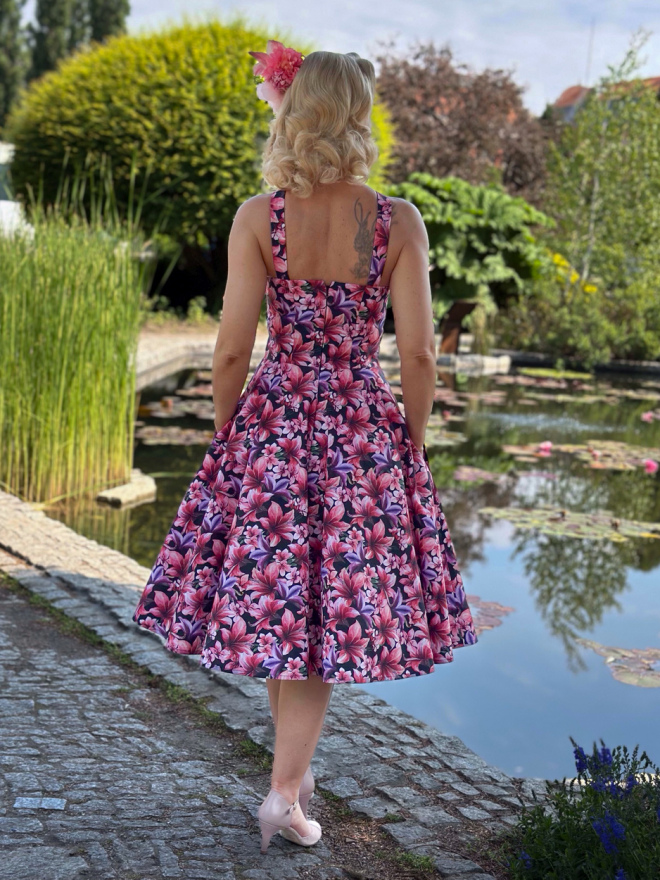 Sukienka w kwiaty z tyłu – szeroka spódnica i klasyczny krój