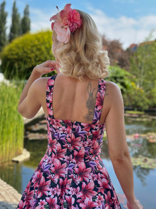 Sukienka w kwiaty z szerokimi ramiączkami i dopasowaną talią, widok z tyłu