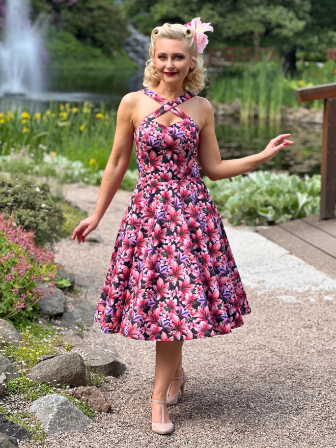 Sukienka w kwiaty z dekoltem w kształcie serca i skrzyżowanymi ramiączkami