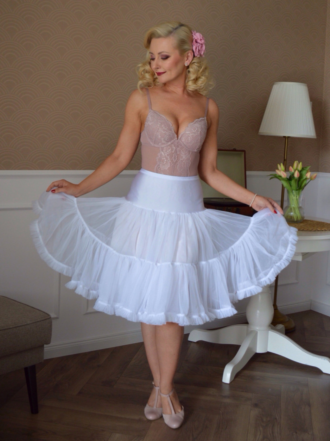 Halka do sukienek rozkloszowanych rozłożona po bokach