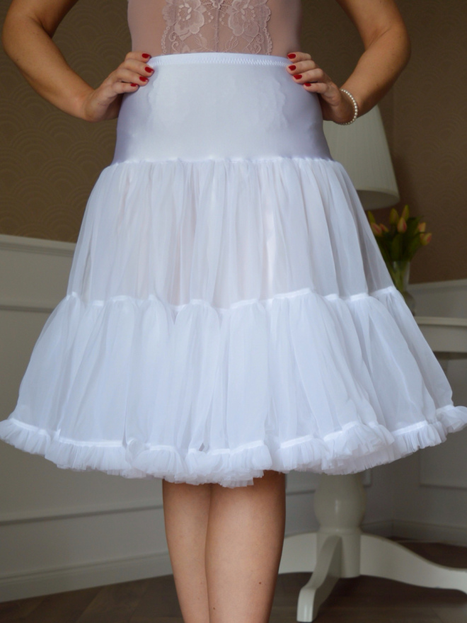 Zbliżenie na białą halkę z marszczonym dołem