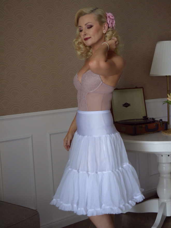 Biała halka z elastycznym pasem w talii