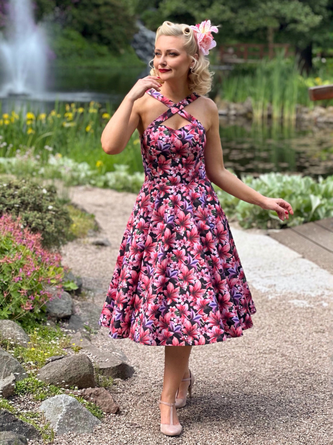 Sukienka w kwiaty z szerokim dołem i dopasowaną górą