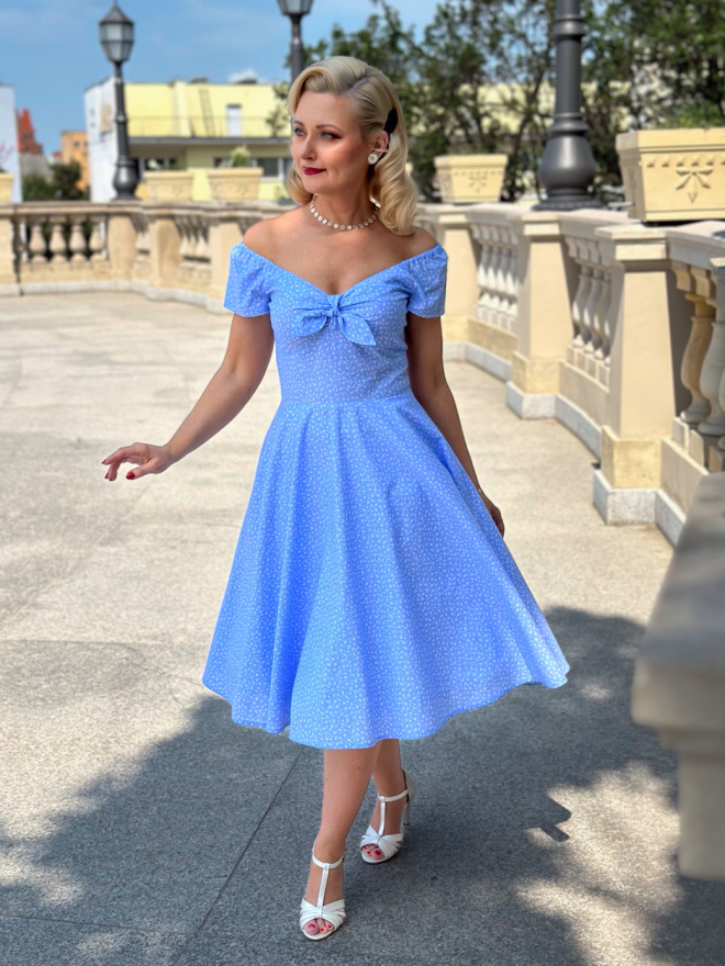 Sukienka letnia Daisy w ruchu – styl retro z rozkloszowanym dołem