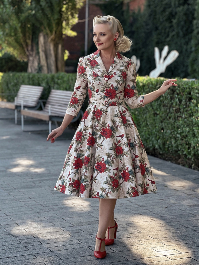 Sukienka jesienna retro z motywem kwiatów i ptaków, rozkloszowany krój